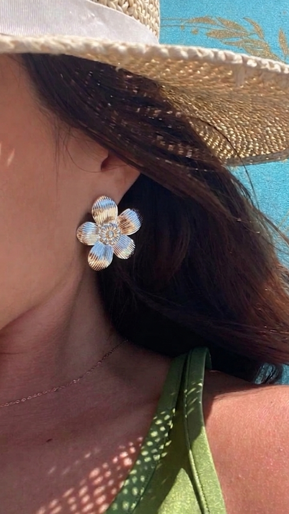 Silvery flower studs