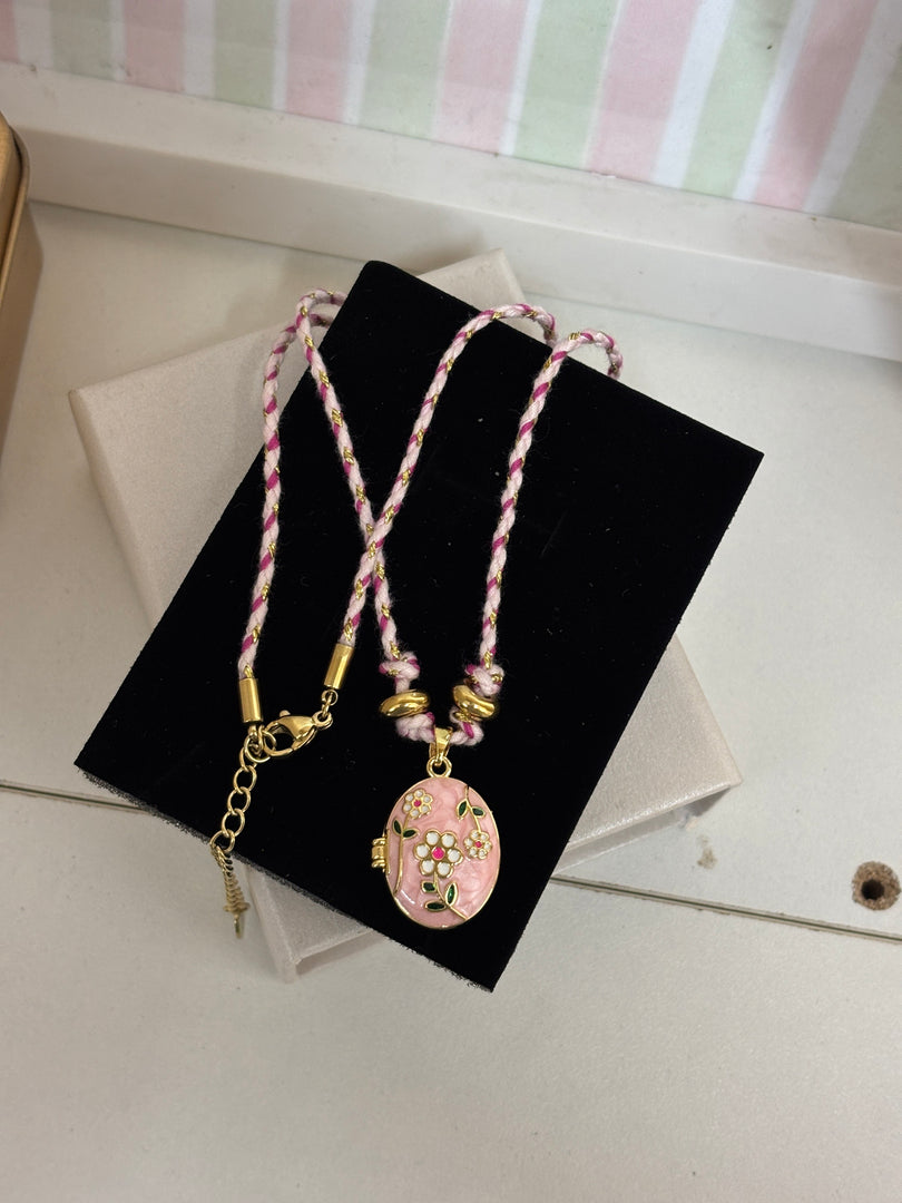Vintage leafy pendant