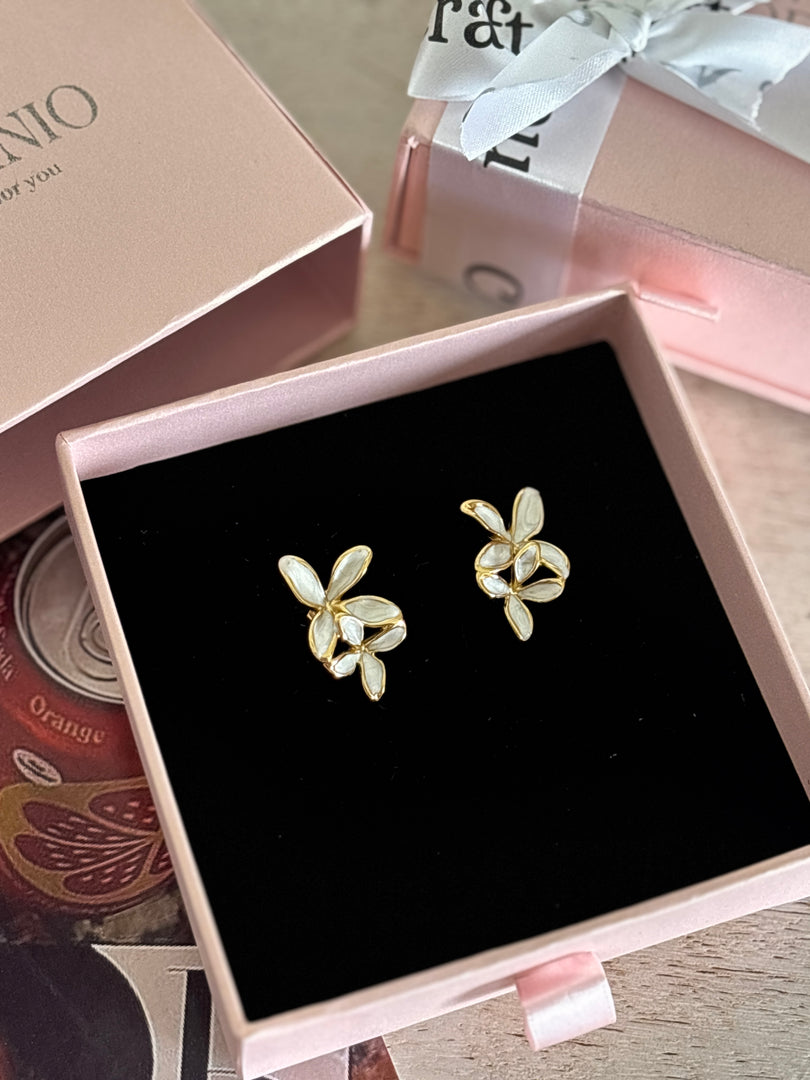 Leafy dangles (white)