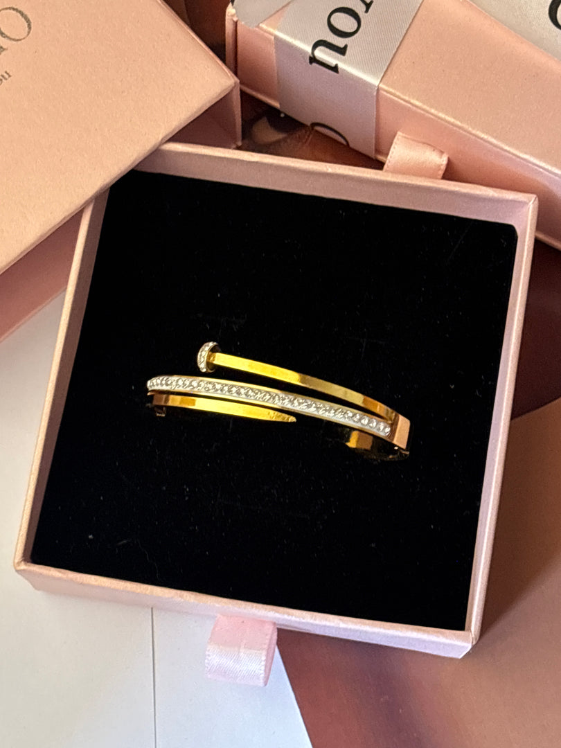 Stone nail kada
